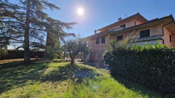 casa indipendente a Colle di Val d'Elsa in zona Montecchio / Borgatello