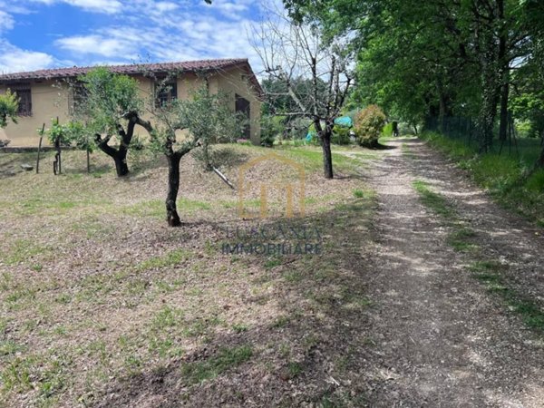 locale di sgombero in vendita a Colle di Val d'Elsa