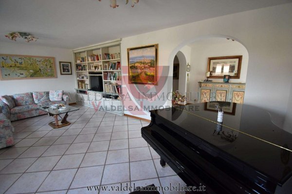 casa indipendente a Colle di Val d'Elsa in zona Montecchio / Borgatello