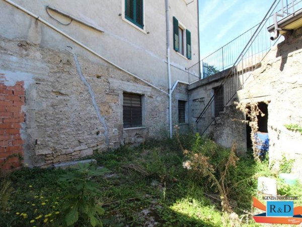 locale commerciale in vendita a Colle di Val d'Elsa