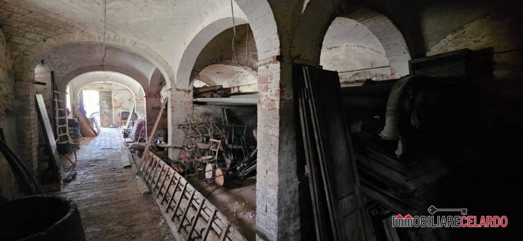 locale di sgombero in vendita a Colle di Val d'Elsa