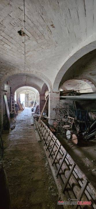 locale di sgombero in vendita a Colle di Val d'Elsa