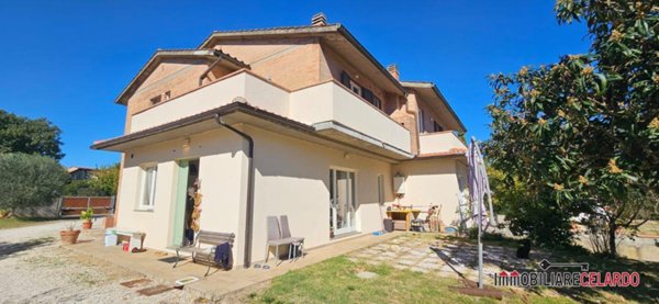 casa indipendente in vendita a Colle di Val d'Elsa