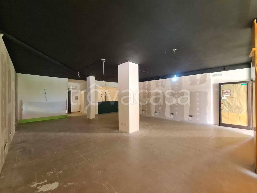 negozio in vendita a Colle di Val d'Elsa