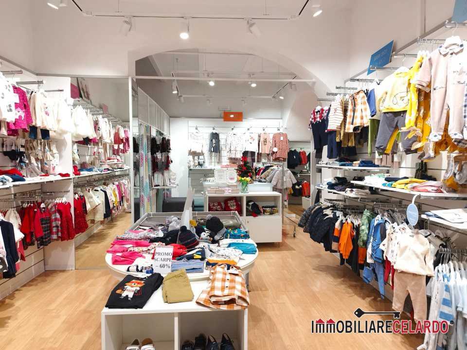 locale commerciale in vendita a Colle di Val d'Elsa