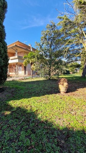 casa indipendente a Colle di Val d'Elsa in zona Montecchio / Borgatello