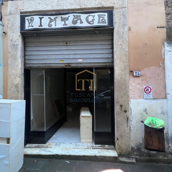 locale commerciale in vendita a Colle di Val d'Elsa