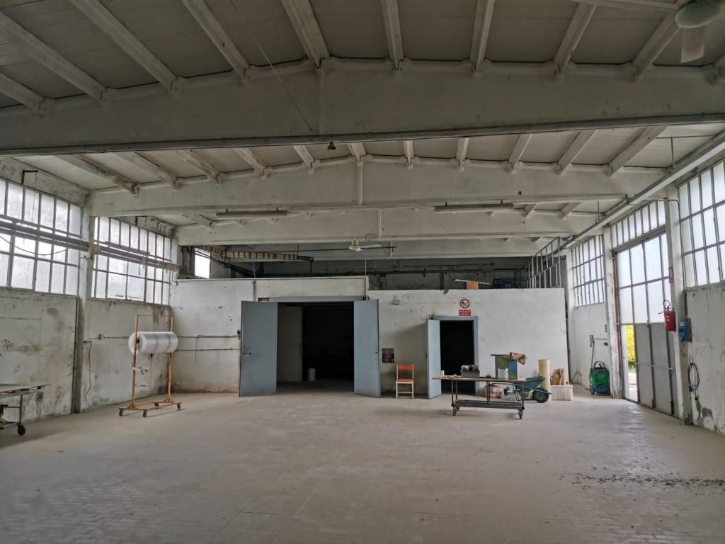 locale commerciale in vendita a Colle di Val d'Elsa in zona Selvamaggio