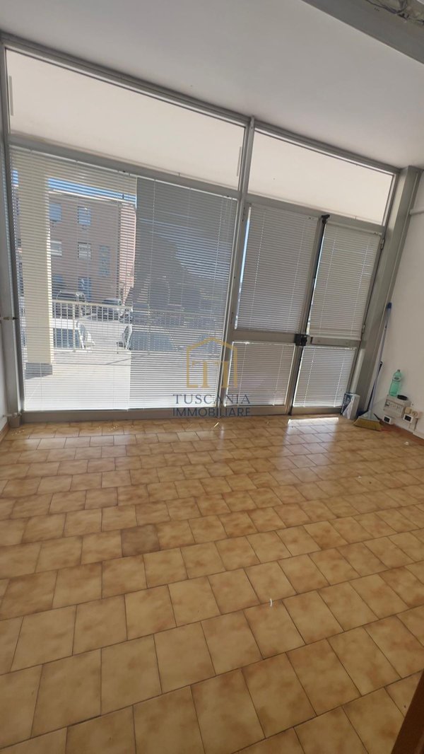 locale commerciale in vendita a Colle di Val d'Elsa