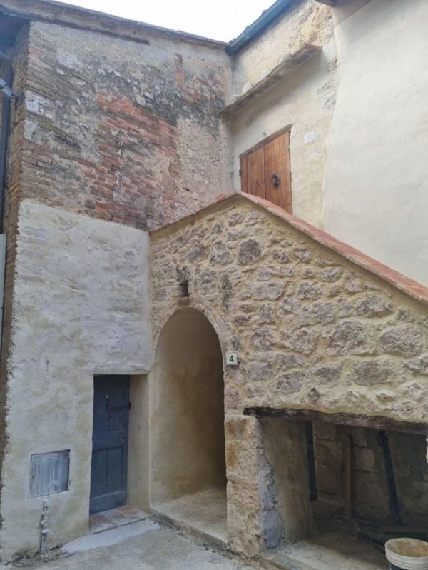 casa indipendente a Colle di Val d'Elsa in zona Montecchio / Borgatello