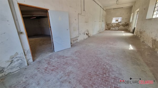 locale di sgombero in vendita a Colle di Val d'Elsa