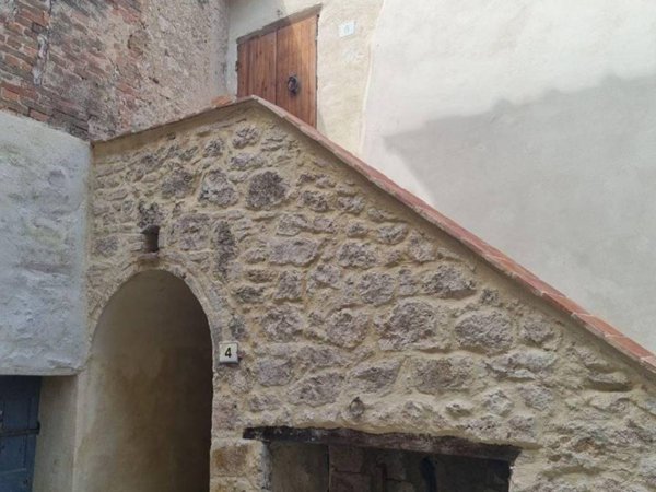 casa indipendente a Colle di Val d'Elsa in zona Montecchio / Borgatello