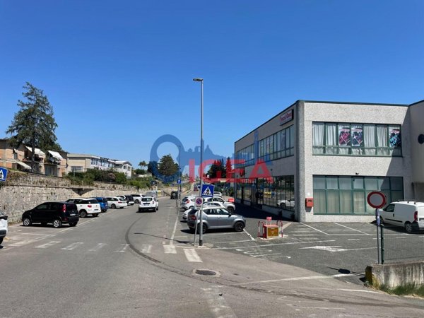 locale commerciale in vendita a Colle di Val d'Elsa