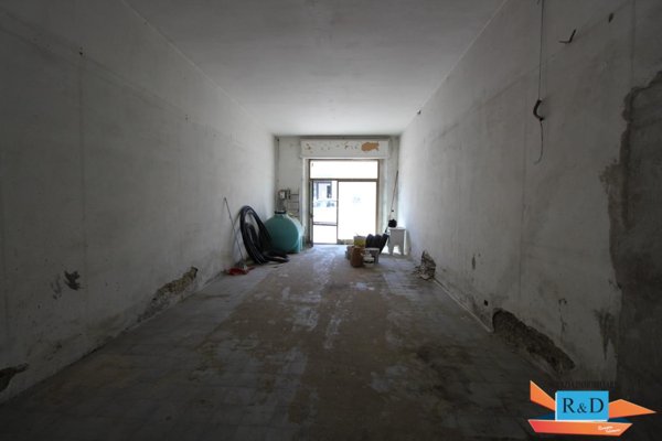 locale commerciale in vendita a Colle di Val d'Elsa