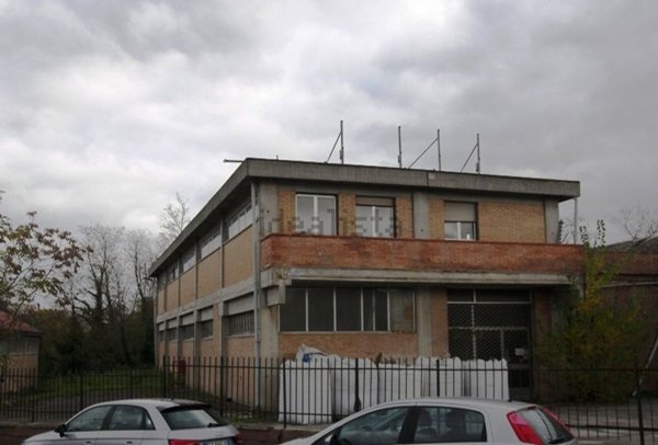 locale di sgombero in vendita a Colle di Val d'Elsa