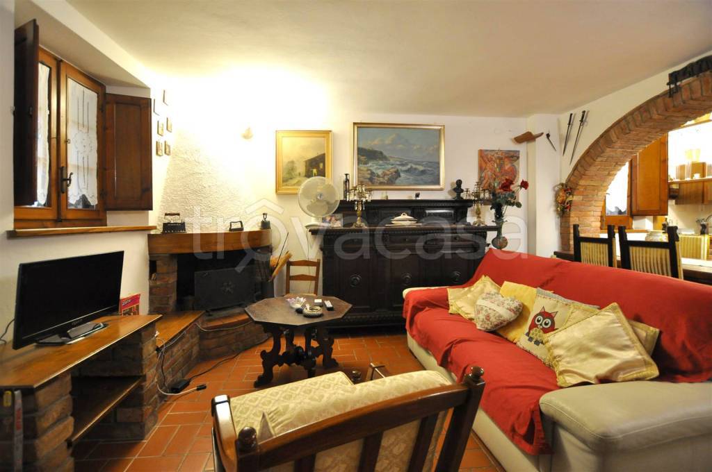 casa indipendente in vendita a Montepulciano in zona Valiano