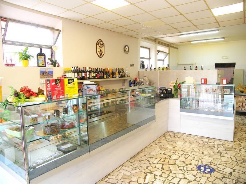 negozio in vendita a Montepulciano in zona Abbadia