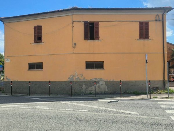 negozio in vendita a Montepulciano in zona Montepulciano Stazione