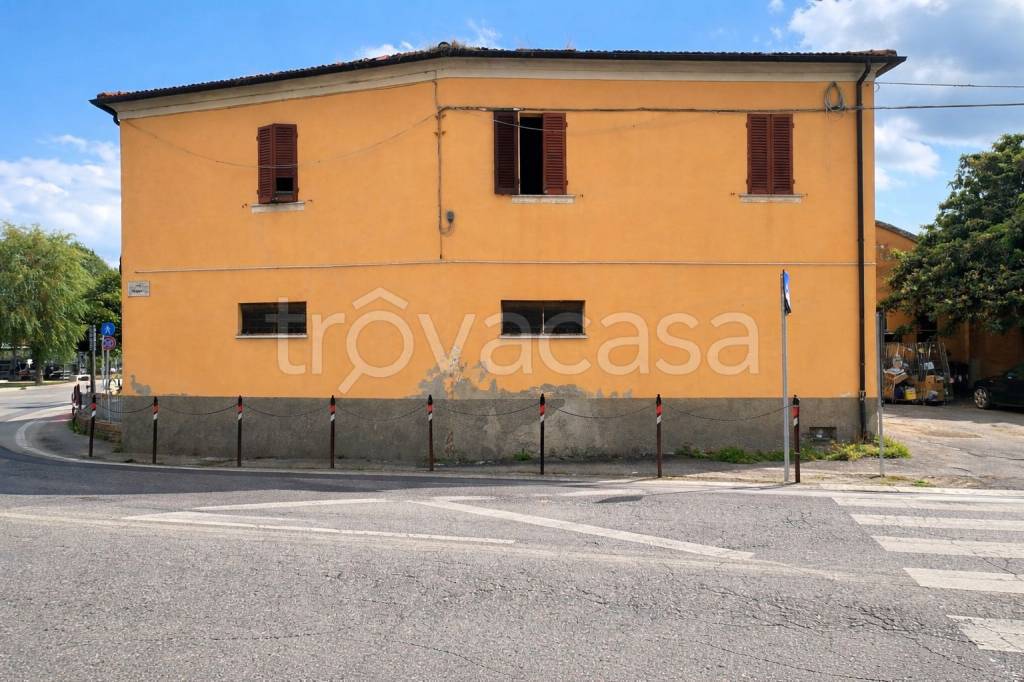 negozio in vendita a Montepulciano in zona Montepulciano Stazione