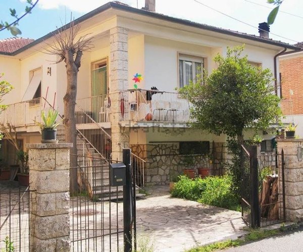 casa indipendente in vendita a Montepulciano in zona Montepulciano Stazione