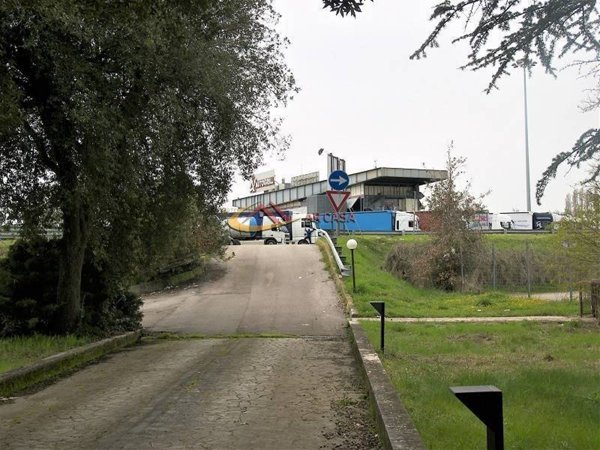 negozio in vendita a Montepulciano in zona Montepulciano Stazione
