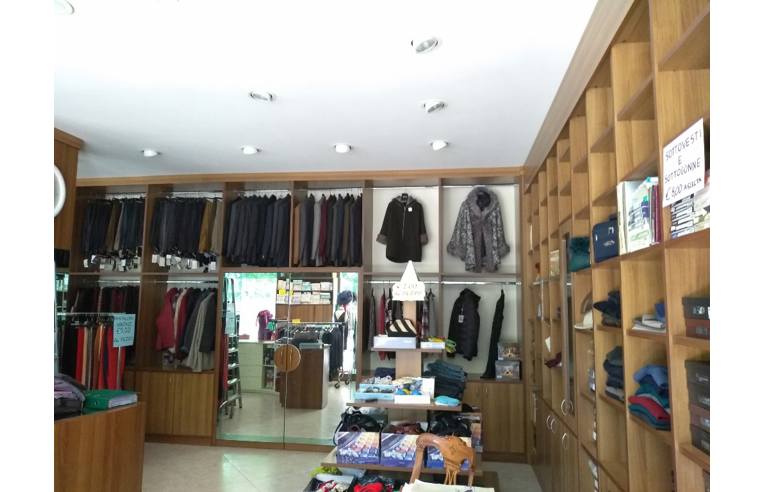 locale commerciale in vendita a Montepulciano in zona Sant'Albino