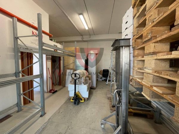 locale commerciale in vendita a Monteriggioni