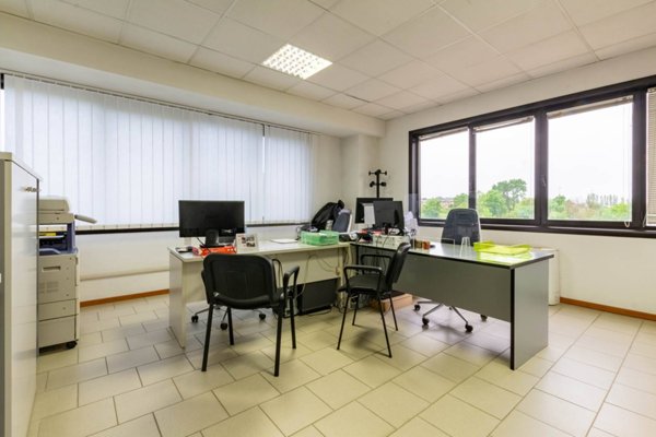 ufficio in vendita a Monteroni d'Arbia in zona Lucignano