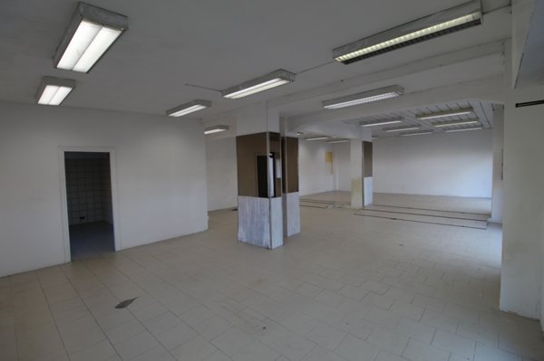 locale commerciale in vendita a Monteroni d'Arbia in zona Ponte a Tressa