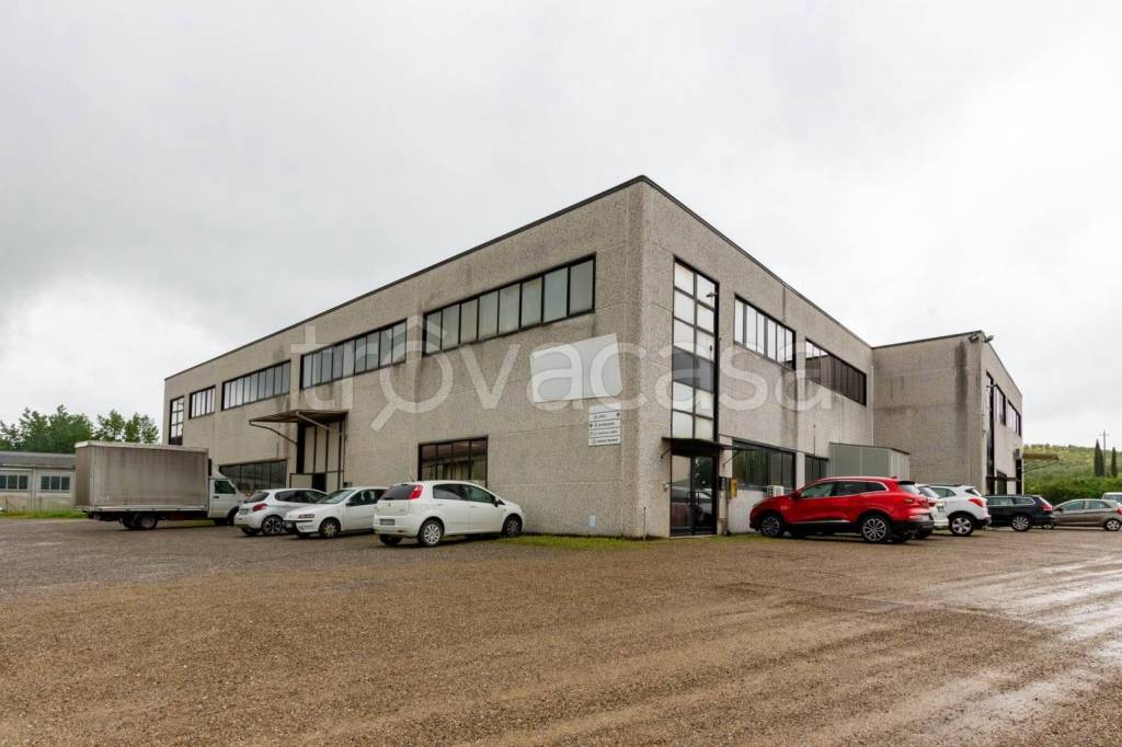 locale commerciale in vendita a Monteroni d'Arbia in zona Lucignano