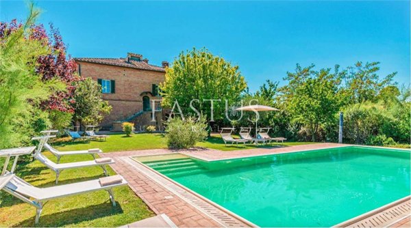 casale in vendita a Monteroni d'Arbia