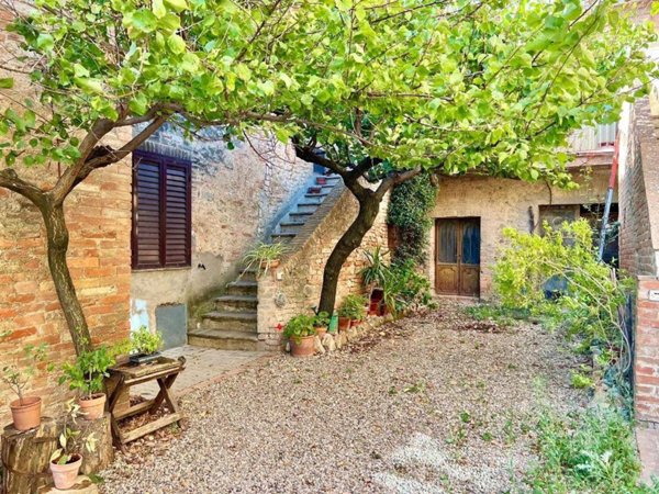 casa indipendente in vendita a Monteroni d'Arbia in zona Radi