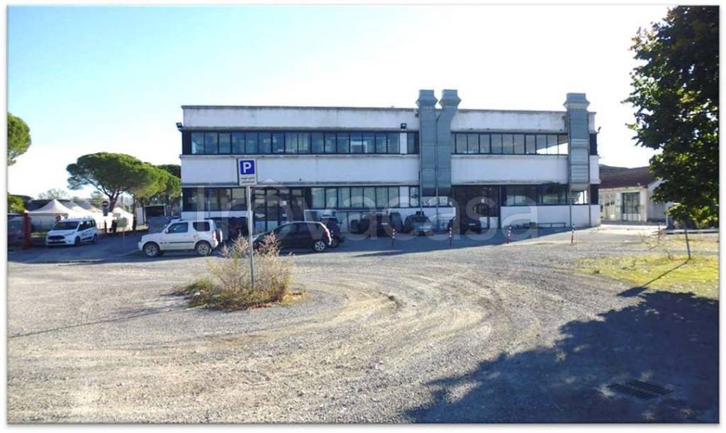 locale commerciale in vendita a Monteroni d'Arbia