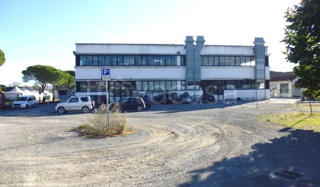 locale commerciale in vendita a Monteroni d'Arbia
