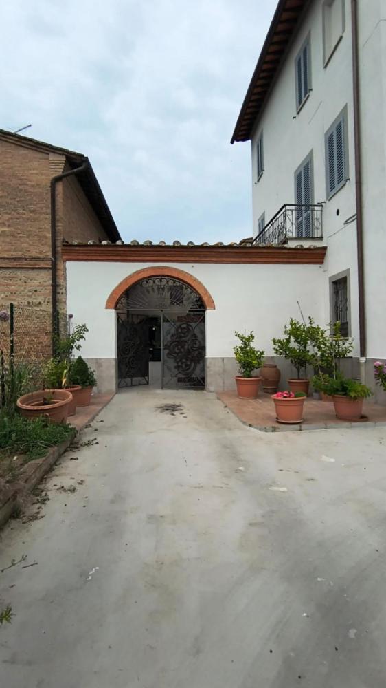 casa indipendente in vendita a Monteroni d'Arbia in zona Ponte a Tressa