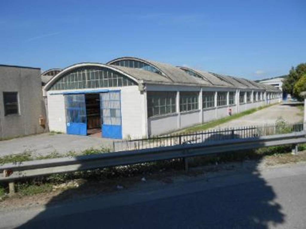 locale commerciale in vendita a Poggibonsi in zona Bellavista
