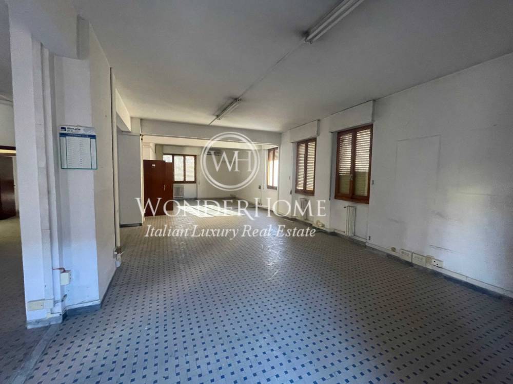 locale commerciale in vendita a Poggibonsi in zona Centro Storico