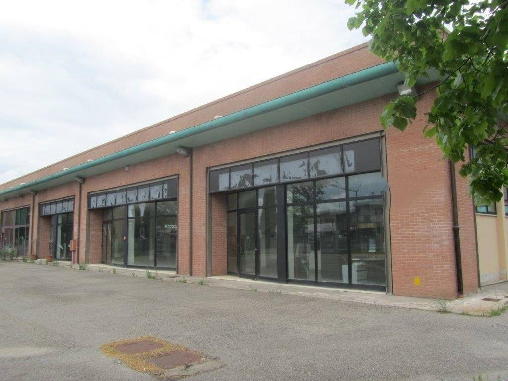 locale commerciale in vendita a Poggibonsi