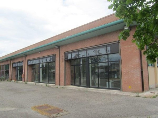 locale commerciale in vendita a Poggibonsi