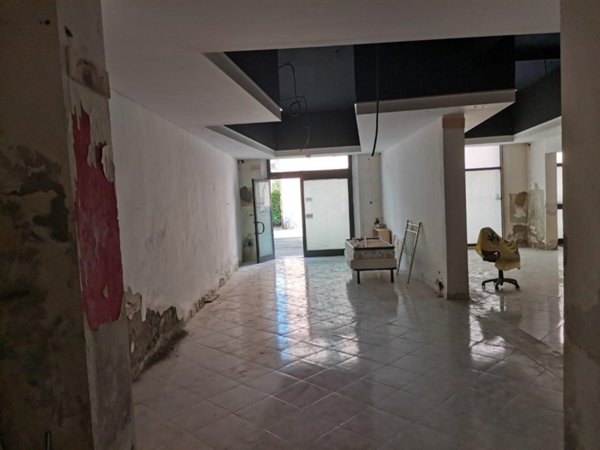 locale commerciale in vendita a Poggibonsi