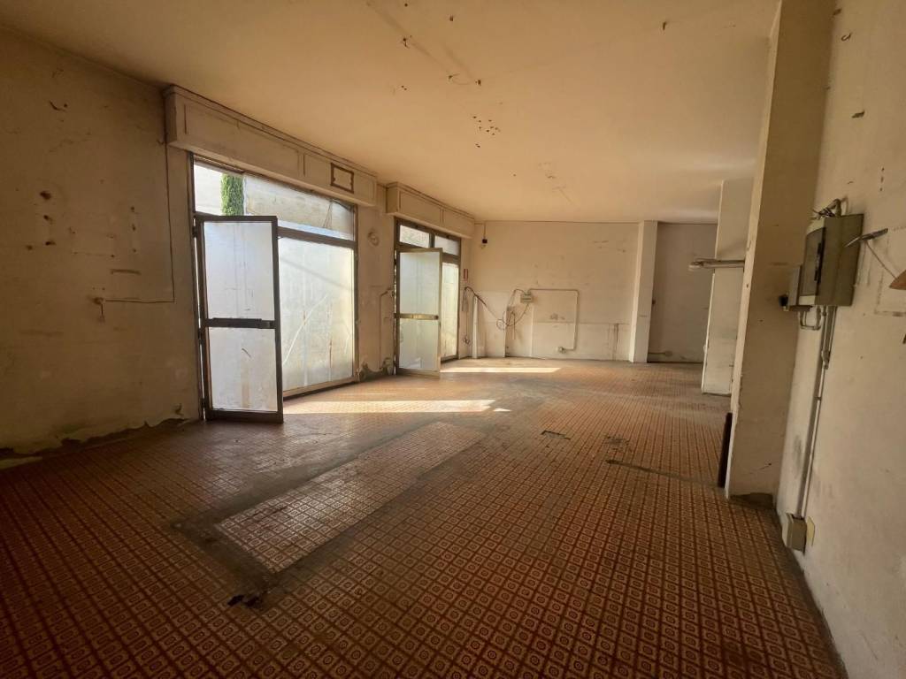 negozio in vendita a Poggibonsi