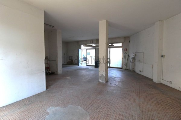 locale commerciale in vendita a Poggibonsi