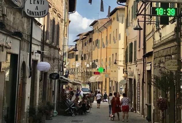 negozio in vendita a Poggibonsi in zona Centro Storico