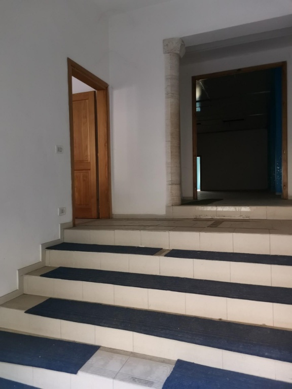 esavano in vendita a Poggibonsi