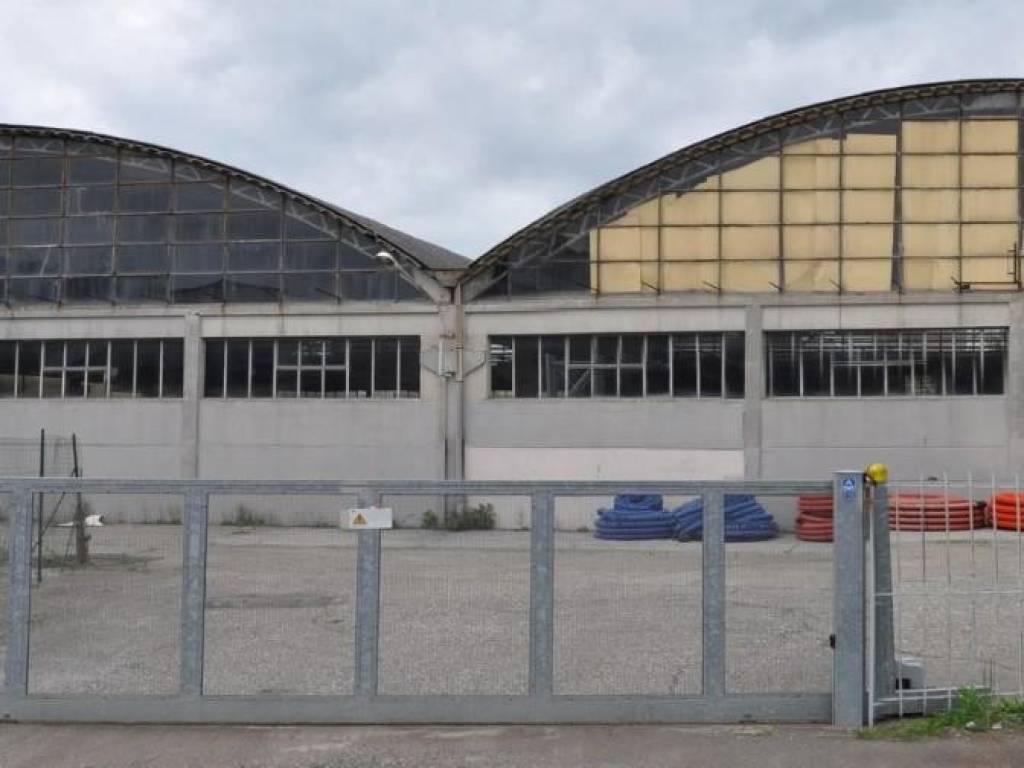 locale commerciale in vendita a Poggibonsi