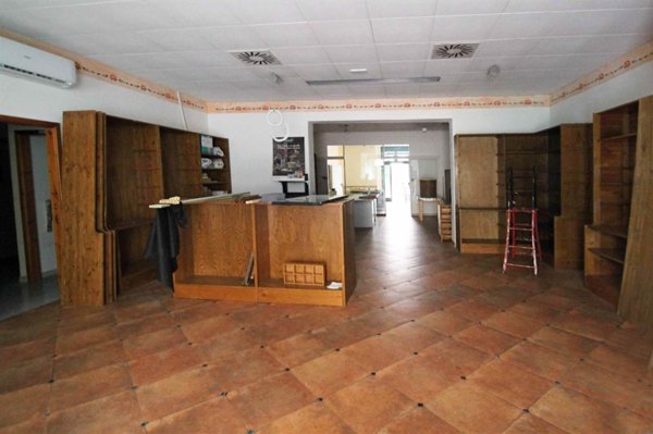 locale commerciale in vendita a Poggibonsi
