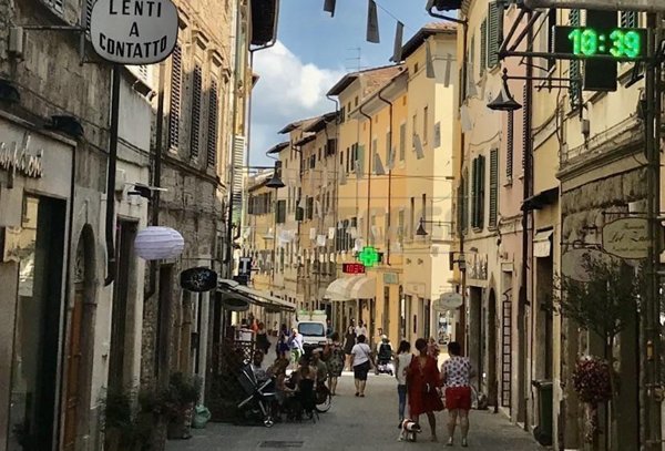 locale commerciale in vendita a Poggibonsi in zona Centro Storico