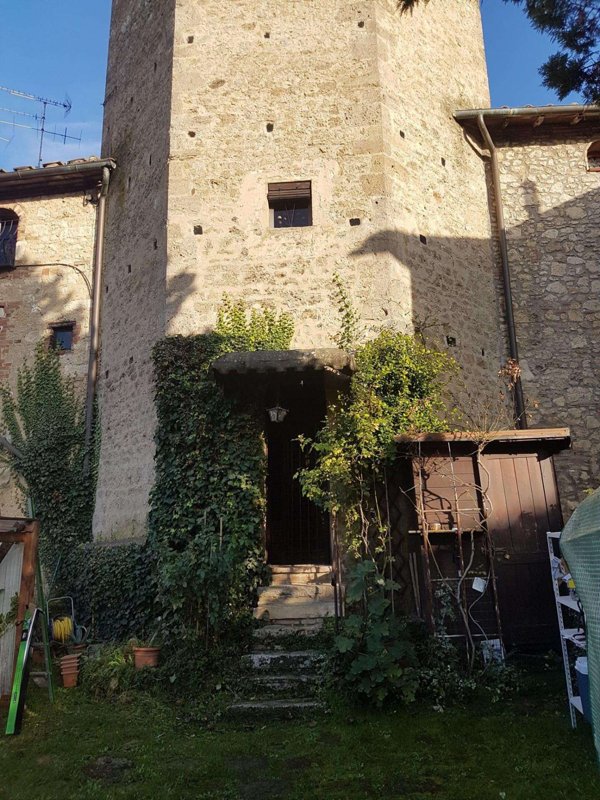 intera palazzina in vendita a Poggibonsi in zona Staggia Senese