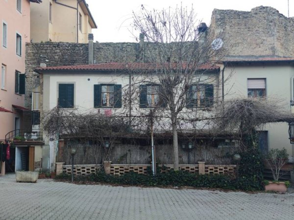 intera palazzina in vendita a Poggibonsi in zona Staggia Senese