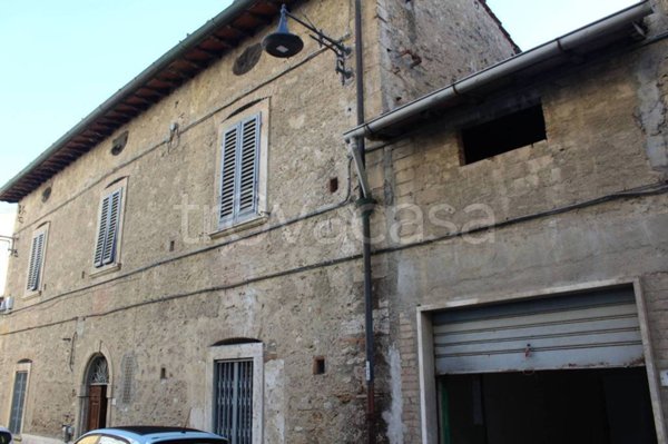 casa indipendente in vendita a Poggibonsi in zona Centro Storico